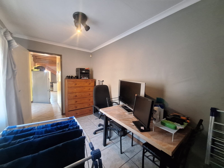 6 Bedroom Property for Sale in Meerhof North West